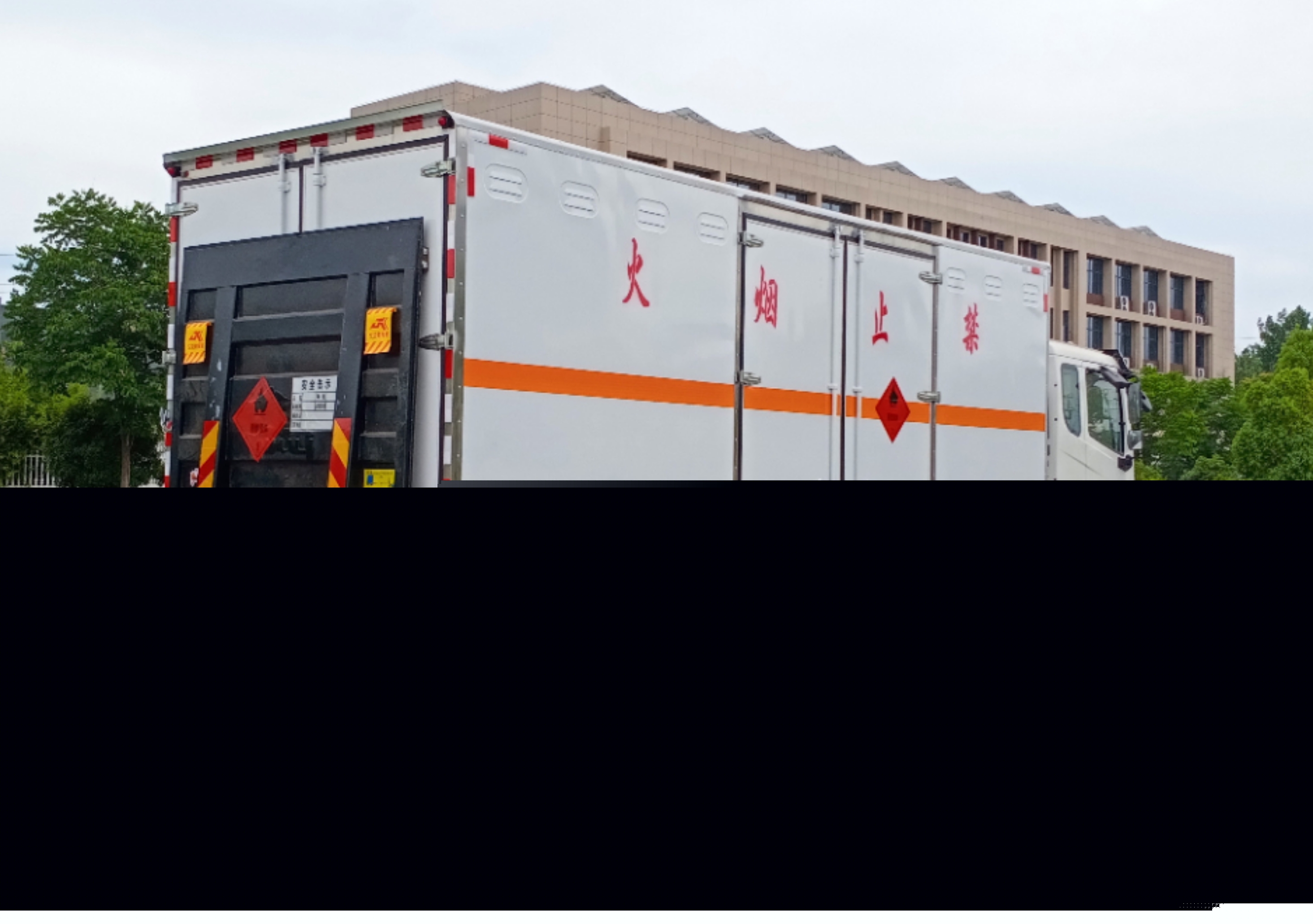 東風(fēng)錦程6.8米氣體廂式運(yùn)輸車