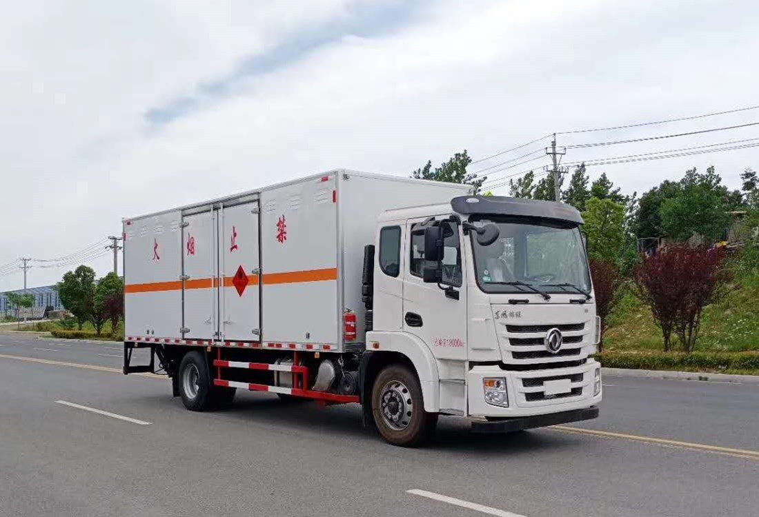 東風(fēng)錦程6米8易燃液體廂式運(yùn)輸車(chē)