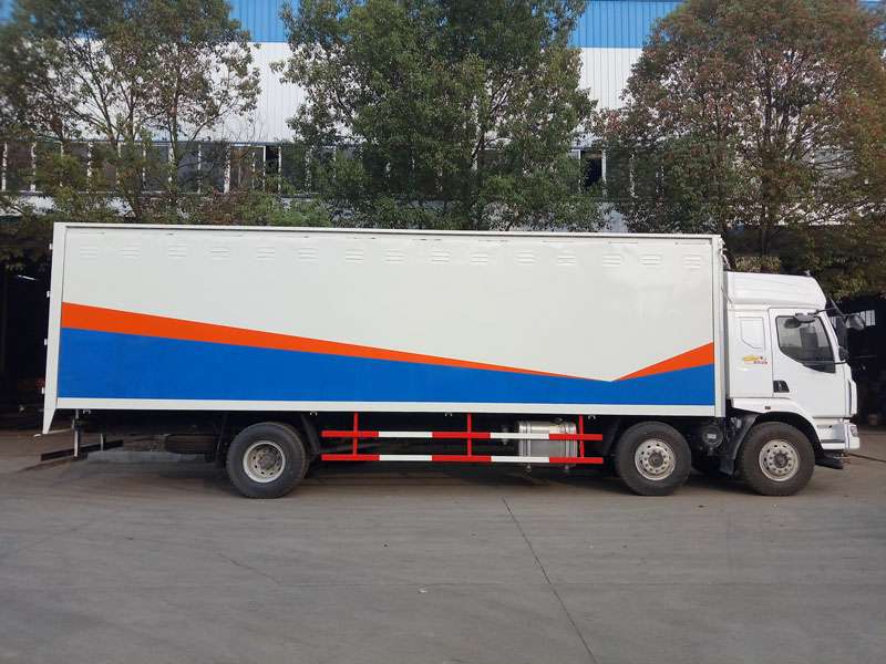 柳汽9.6米(13.8噸)液體廂式車(chē)