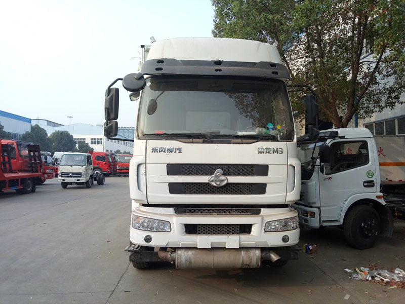 柳汽9.6米(13.8噸)液體廂式車(chē)