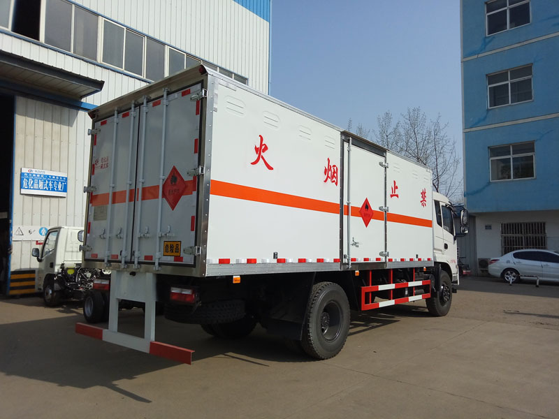 東風(fēng)6.1米(9噸)液體廂式車(chē)