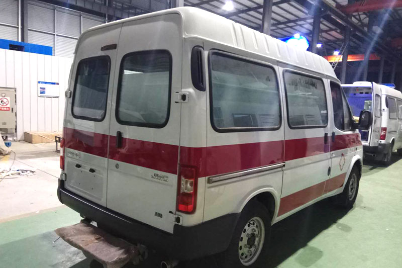 特順短軸柴油救護(hù)車(chē)