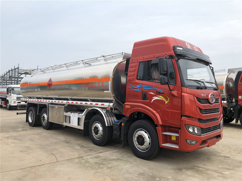 解放前四后六25.5方運(yùn)油車(chē)